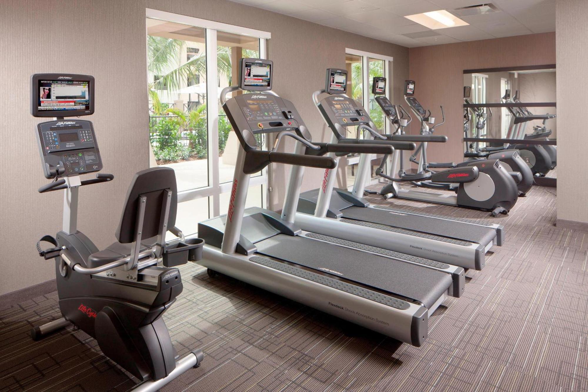 Courtyard By Marriott Palm Beach